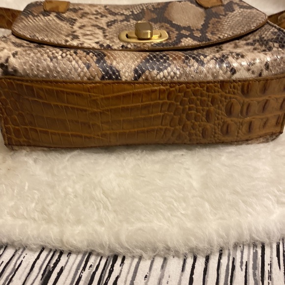Brahmin snake print 9” crossbody w/gold tone-only callout gold closure - Picture 9 of 13